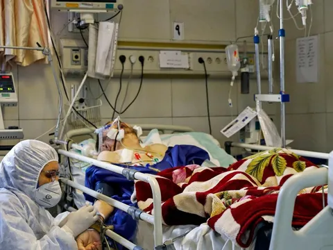 Iran: 44 người tử vong vì tin rằng 'uống rượu có thể chống lại Covid-19'
